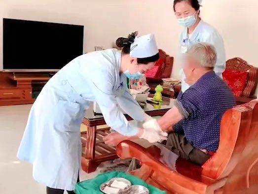 【保山安利醫(yī)院】82歲爺爺與老伴居家，在院手術(shù)后換藥不便，居家護(hù)理上門服務(wù)解難題